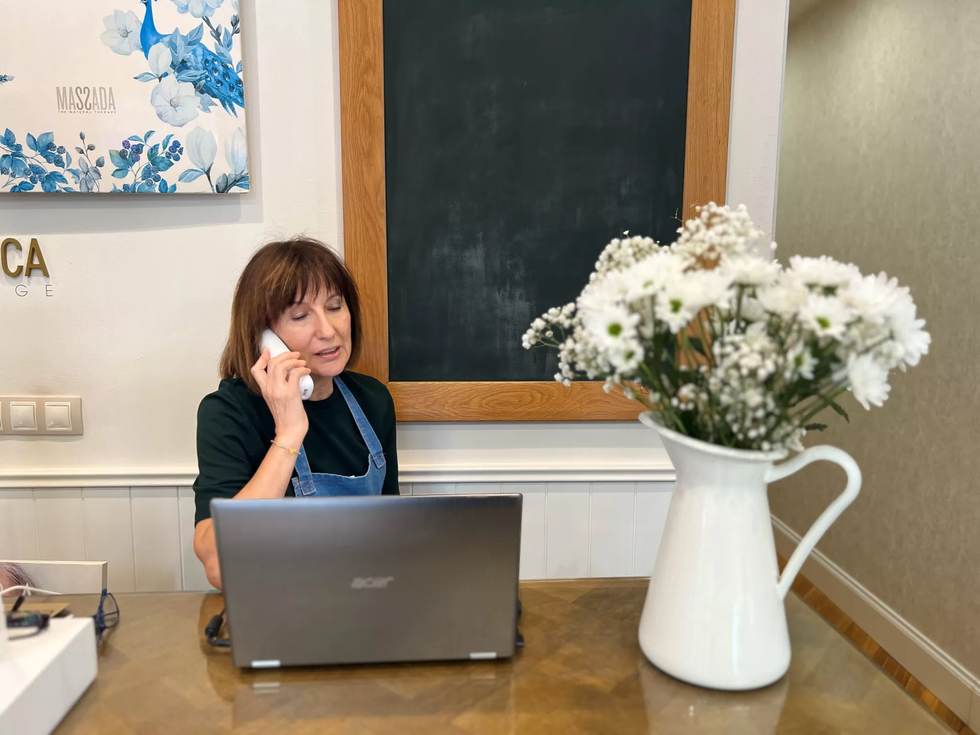 Toña hablando por teléfono