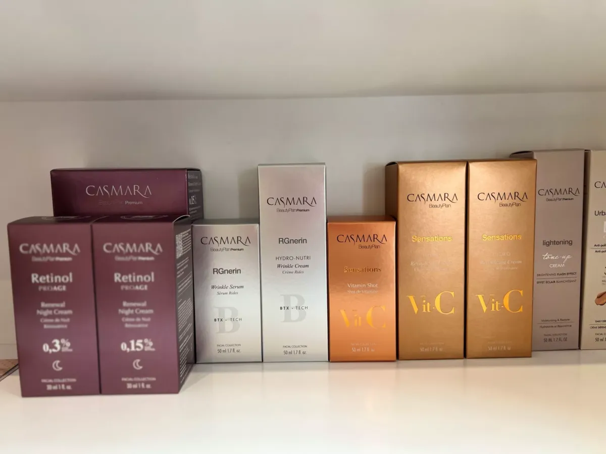 Diferentes cajas de cosméticos de la marca Casmara