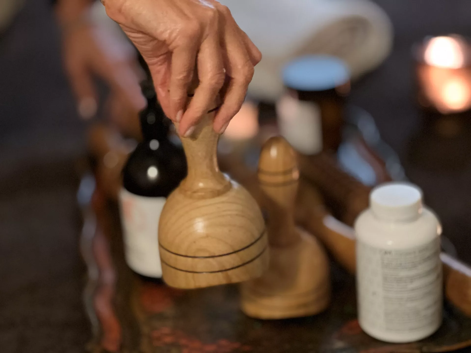 Una mano sujetando un elemento de madera